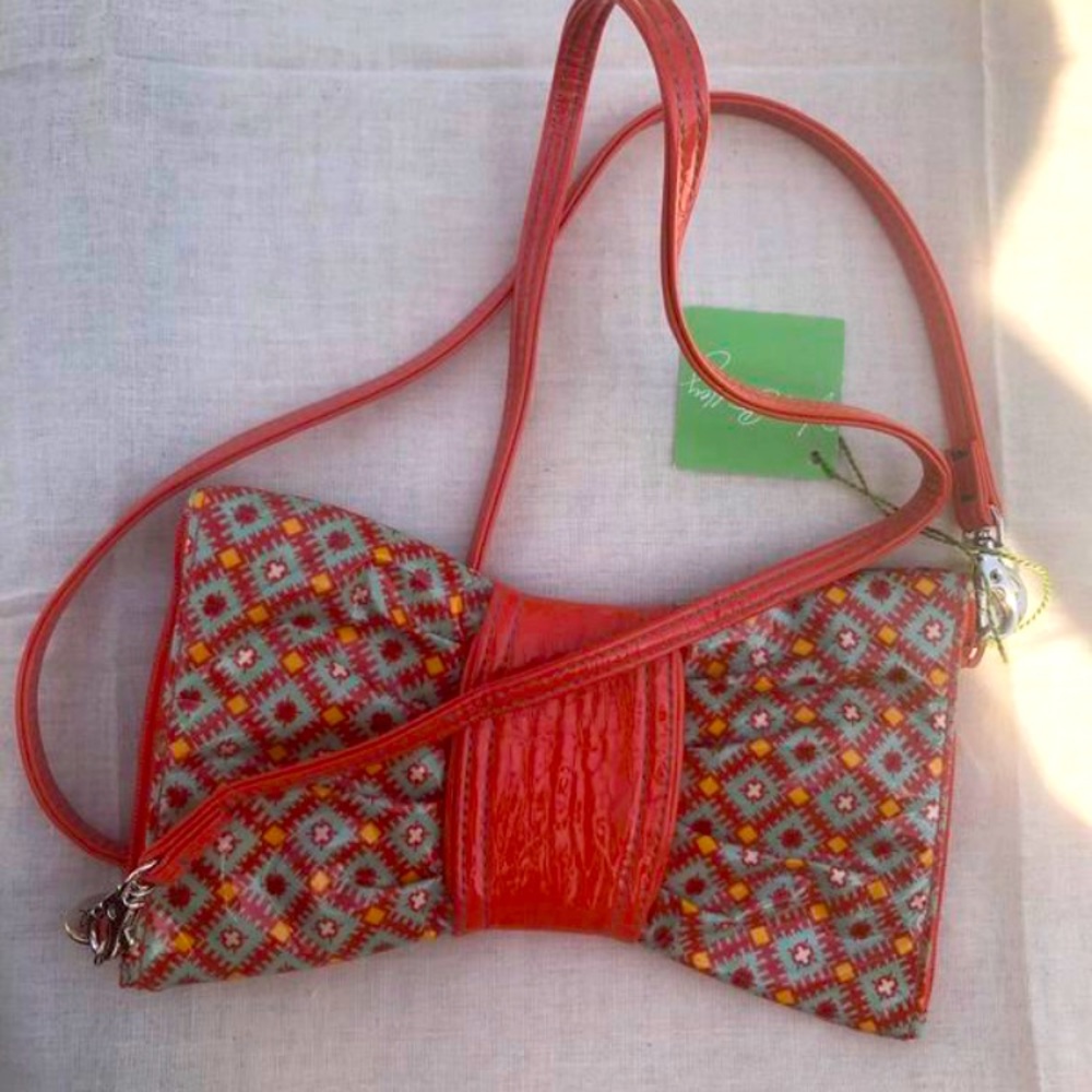 VERA BRADLEY PURSE-SWAK, in paprika. Patent.